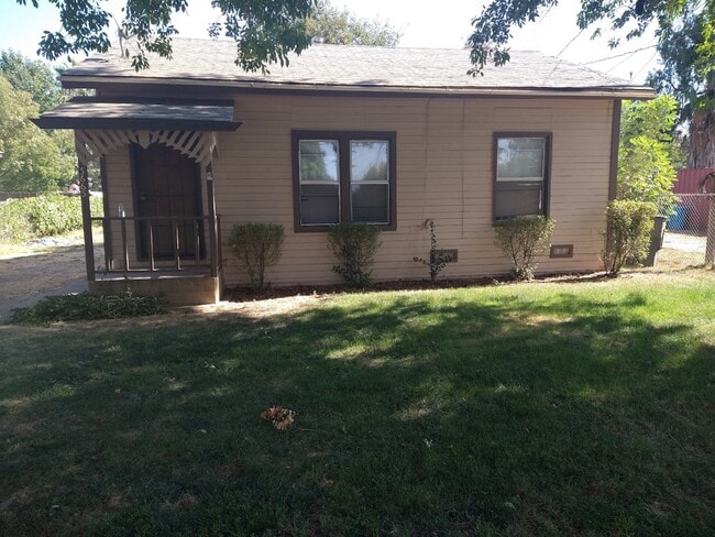 Front of the house - 5665 N Gledhill Ave Casa