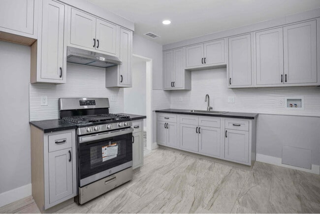 Building Photo - 3253 Stevens Ave Rental