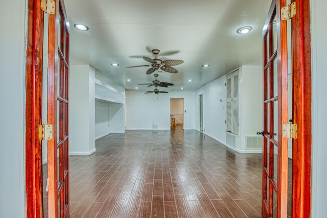 Photo - 8613 Kingsway Dr