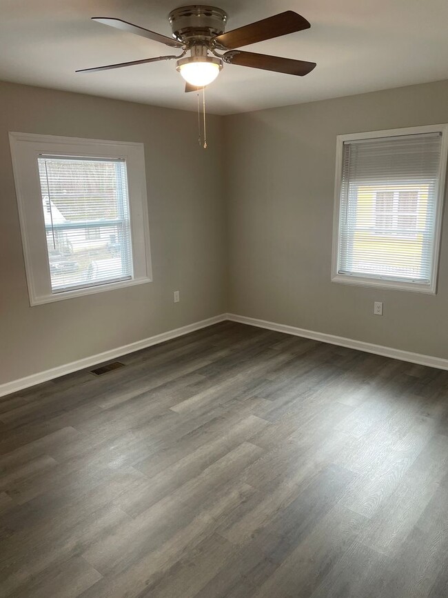 Photo - 715 Newton St