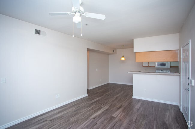 The Renaissance 2BDx2BA 945 ft² - Woodridge Apartments