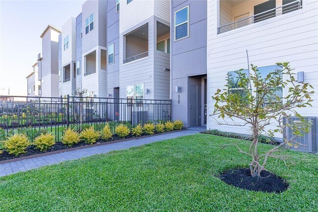 Photo - 310 Jensen Dr