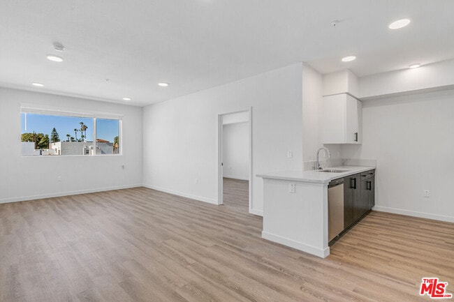 Photo - 10824 Blix St Unidad 407