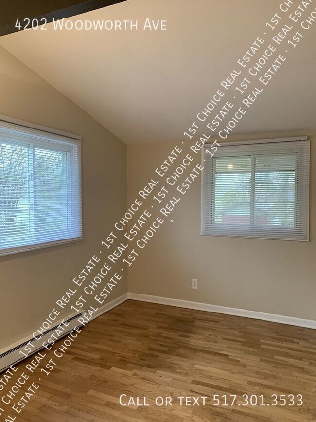 3BDR 1.5BTH Duplex in Holt Cat Friendly Townhome Townhome Rental