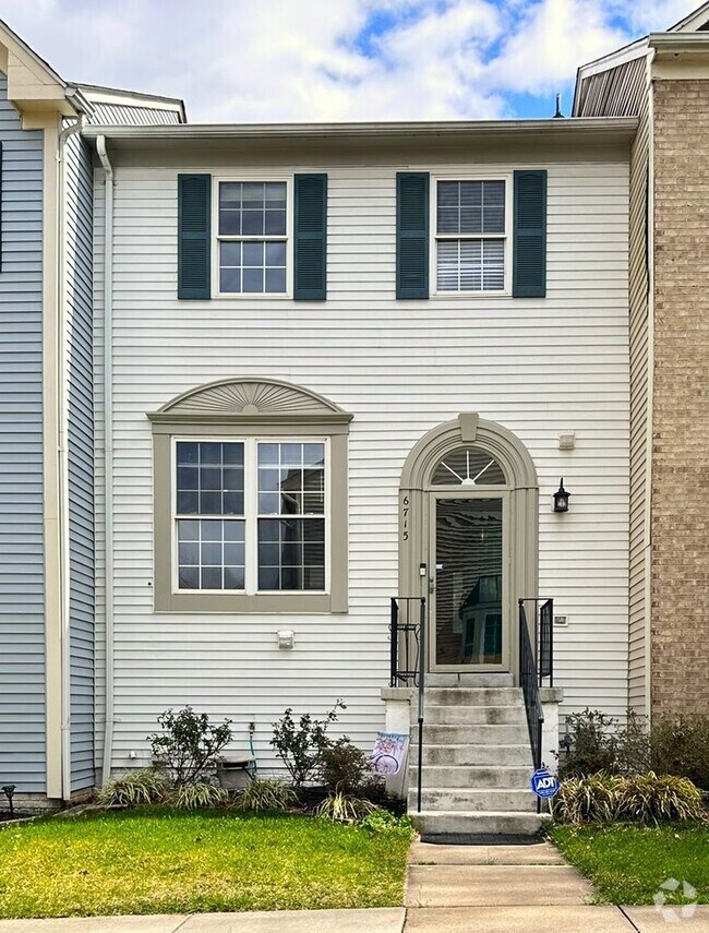 Building Photo - Wonderful townhome with recent upgrades..a...