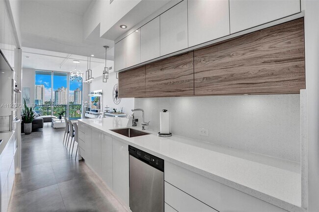 Building Photo - 3029 NE 188th St Unit 814