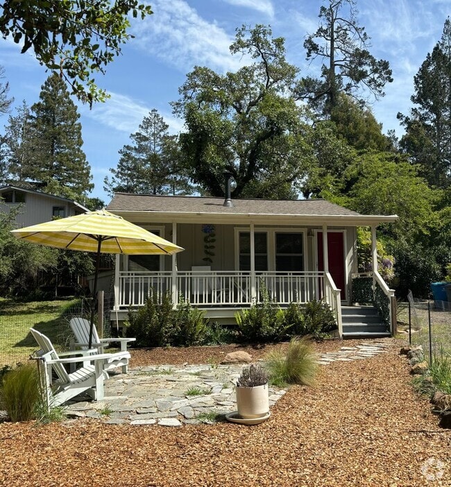 Building Photo - One Bedroom One Bath Gated Cottage Rental