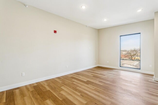 Photo - Hyde Park Flats Available NOW! Get $1000 credit towards rent and/or monthly fees! Unit 101