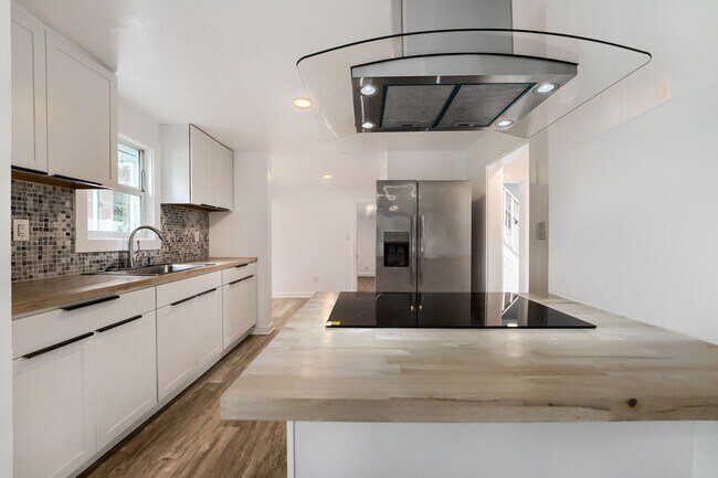 Photo - Bright & Charming 2bed/1bath + Mudroom Home in Tacoma!