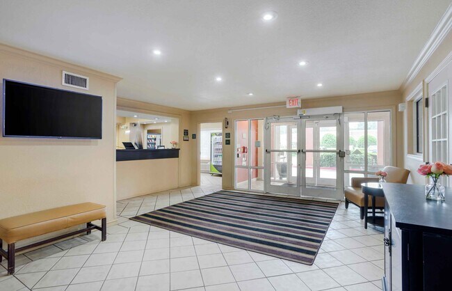 Furnished Studio-Memphis - Poplar Avenue