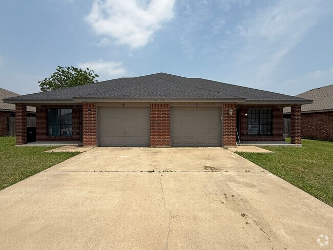 Building Photo - AVAILABLE NOW! Unit 1513 Nicholas Circle - B Rental