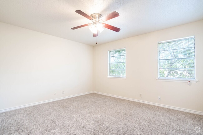 2 habitaciones, 1,5 baños - Dormitorio principal - Camelot Apartments