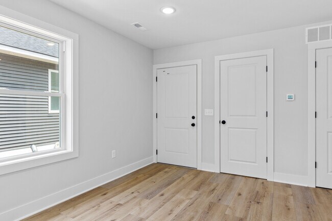 Photo - 980 Diamond Ave NE