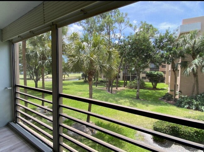 Building Photo - 4700 Lucerne Lakes Blvd W Unit 207