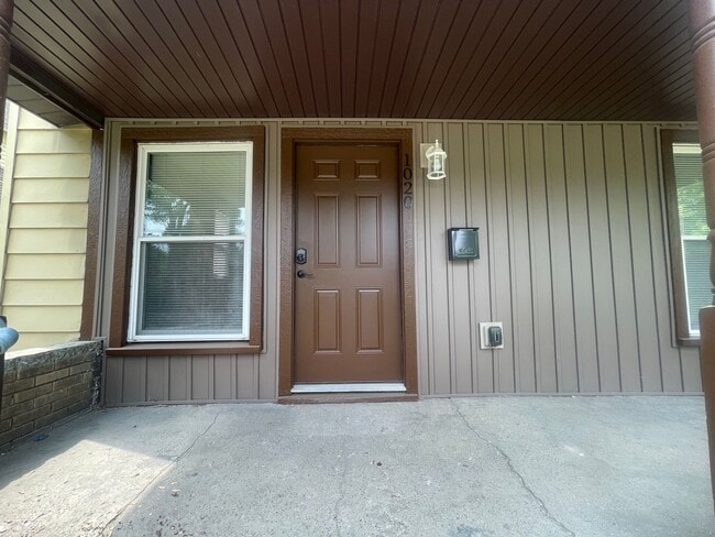 Five Bedroom Home - Completely Remodeled! - Five Bedroom Home - Completely Remodeled!