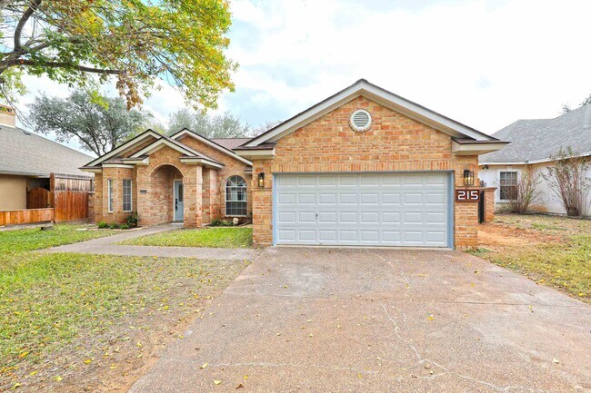 Photo - 215 Oriole Ln