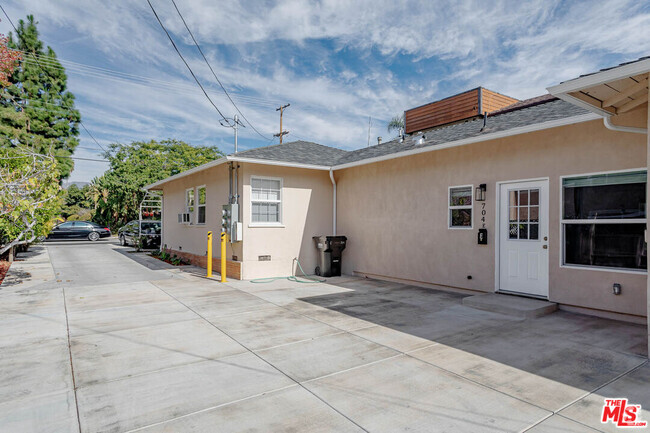 Building Photo - 704 E Acacia Ave Unit E Rental