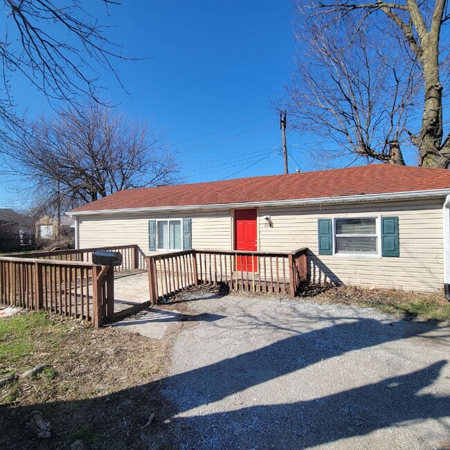 Building Photo - Great West Side Location! Large Lot!