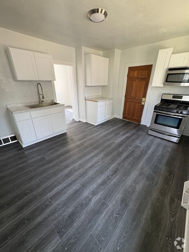 Building Photo - 743 Woodland Ave Unit Downstairs 3 Bedroom Rental