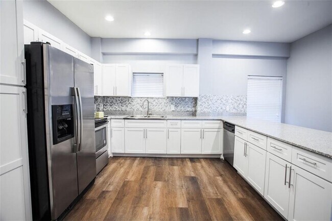 Photo - 504 W 35th St