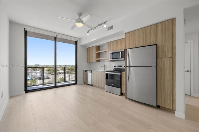 Photo - 555 NE 8th St Unidad 0427 Rental