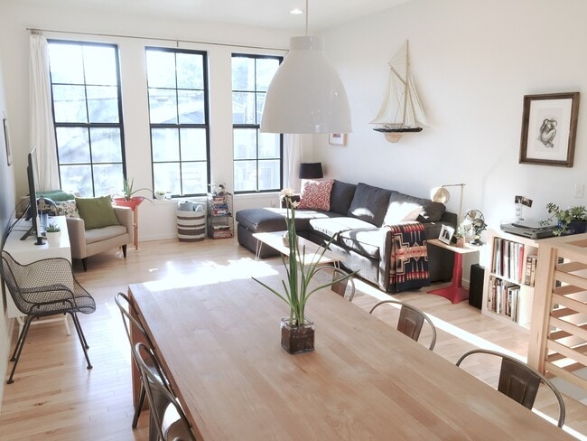 Building Photo - 2413 SE Division St Unit Townhome