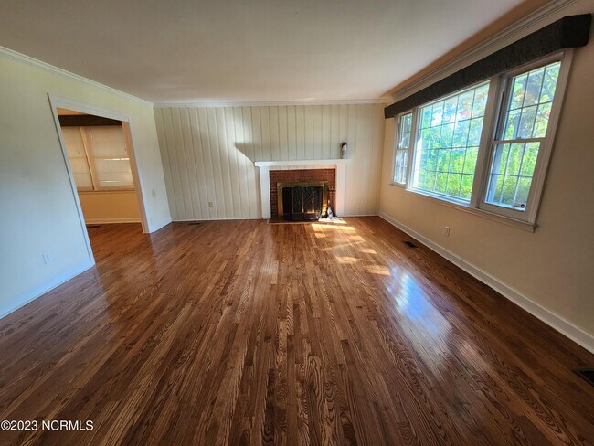 Photo - 607 River St