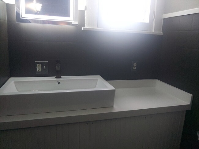 Apt 1 bathroom - 9 River St