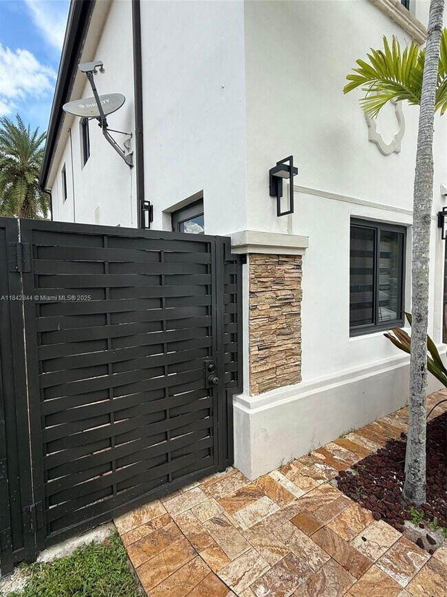 Photo - 16433 SW 52nd St Apartamento Unidad 1