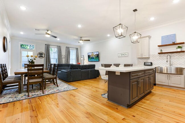 Building Photo - 1233 St Charles Ave Rental
