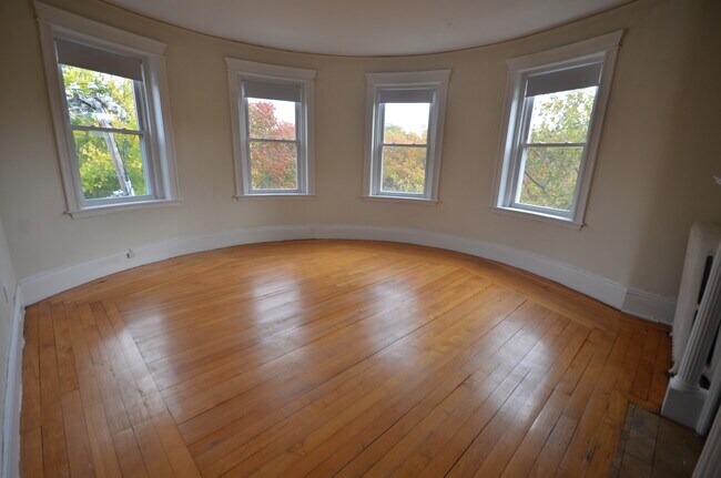 Building Photo - 1842 Beacon St Unit 2 Rental