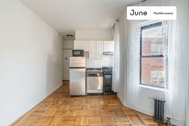 Building Photo - 715 E 5th St Rental