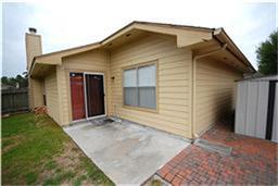 Building Photo - 15518 Town Green Dr