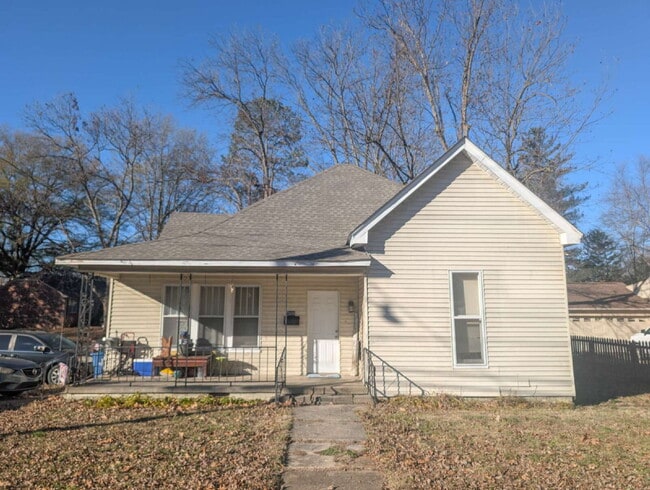 Building Photo - 309 Elm St