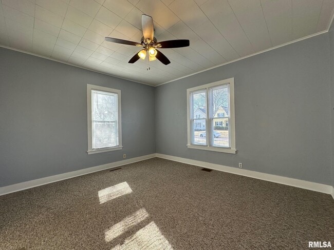 Photo - 146 N State St