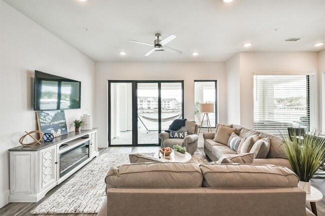 Photo - 15260 TX-105 Unidad 106