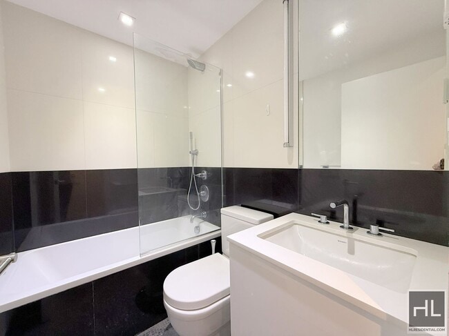 NO FEE 2 bed 2 bath with laundry in unit. | 21st floor | upper west side.