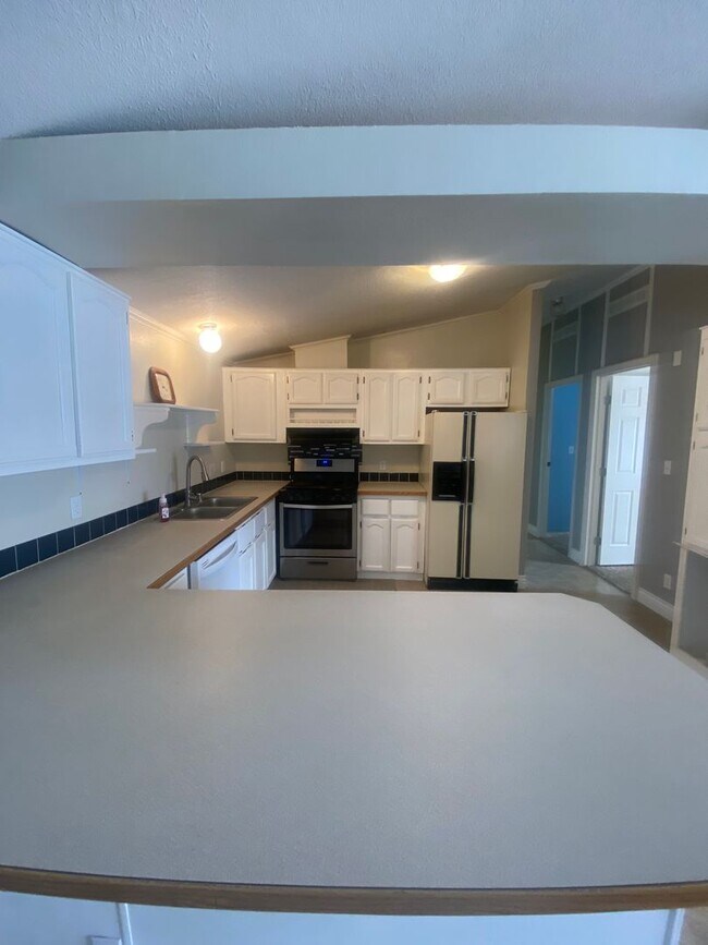 Photo - 4 Bedroom Single Family Home!