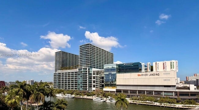 Building Photo - 1610 NW N River Dr Unit 303