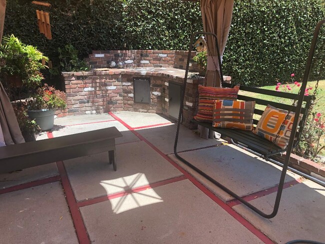 outdoor patio - 5838 Agnes Ave Unit cottage