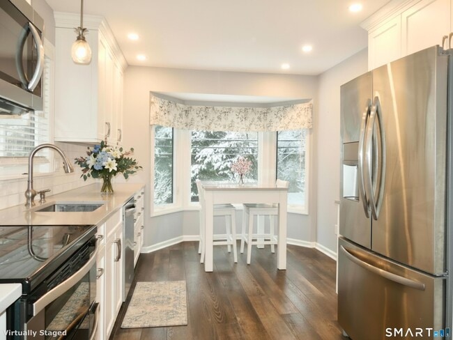 Photo - 8 Oakwood Ave Unit APT D6