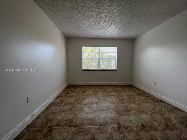 Photo - 4334 NW 9th Ave Unidad .