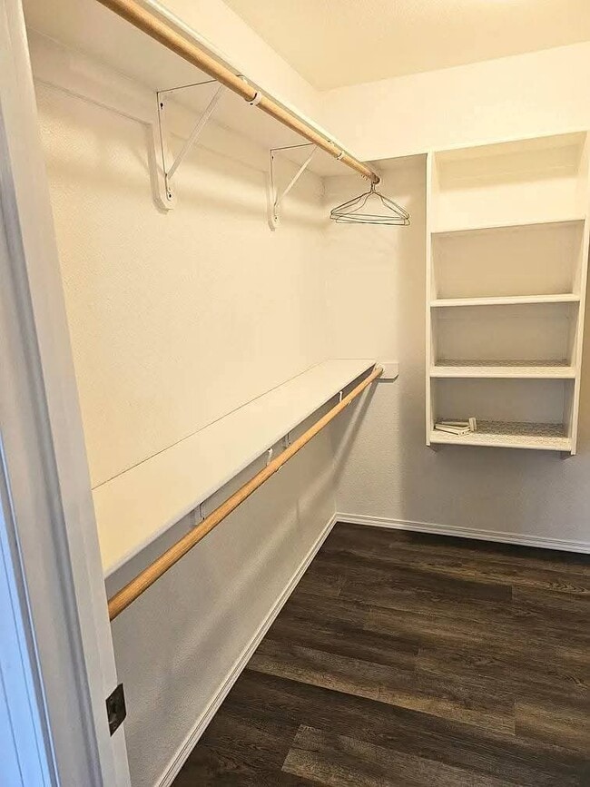 Walk in closet - 1002 Ussie Ave