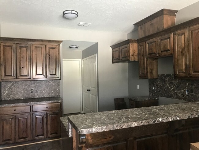 Building Photo - 302 W Sycamore Ln Unit 101