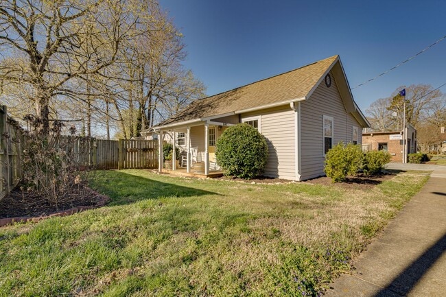 Photo - Charming 2 Bedroom 2 Bath Home In The Heart Of Downtown Mebane With Massive Fenced In Yard!!
