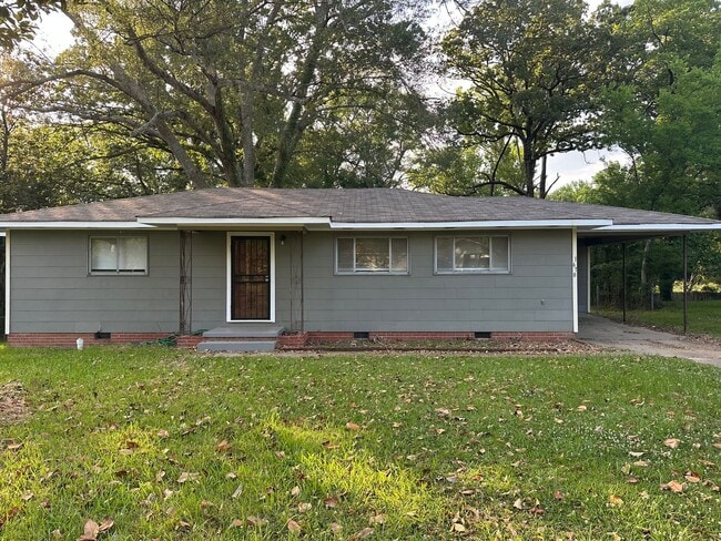 Building Photo - 1670 Kentwood Dr