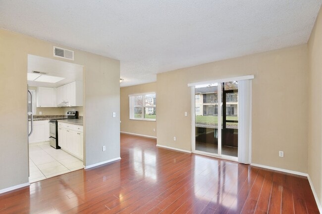 Photo - Beautiful 2/2 Condo with Full Lawn Care Included Located in Hawthorne Village – Orlando!