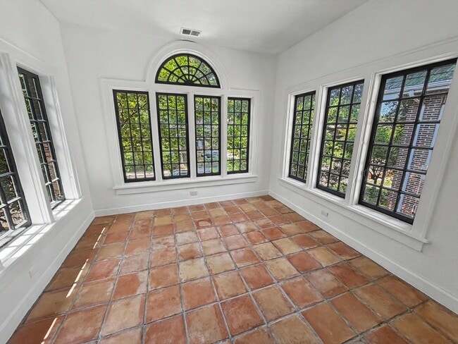 340 N McLean Blvd Unit 4