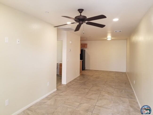 Building Photo - 495 W Commercial Ave Unit 2