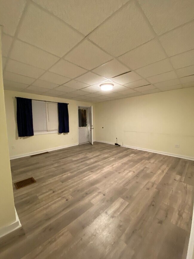 Building Photo - 2BR House with off street parking!